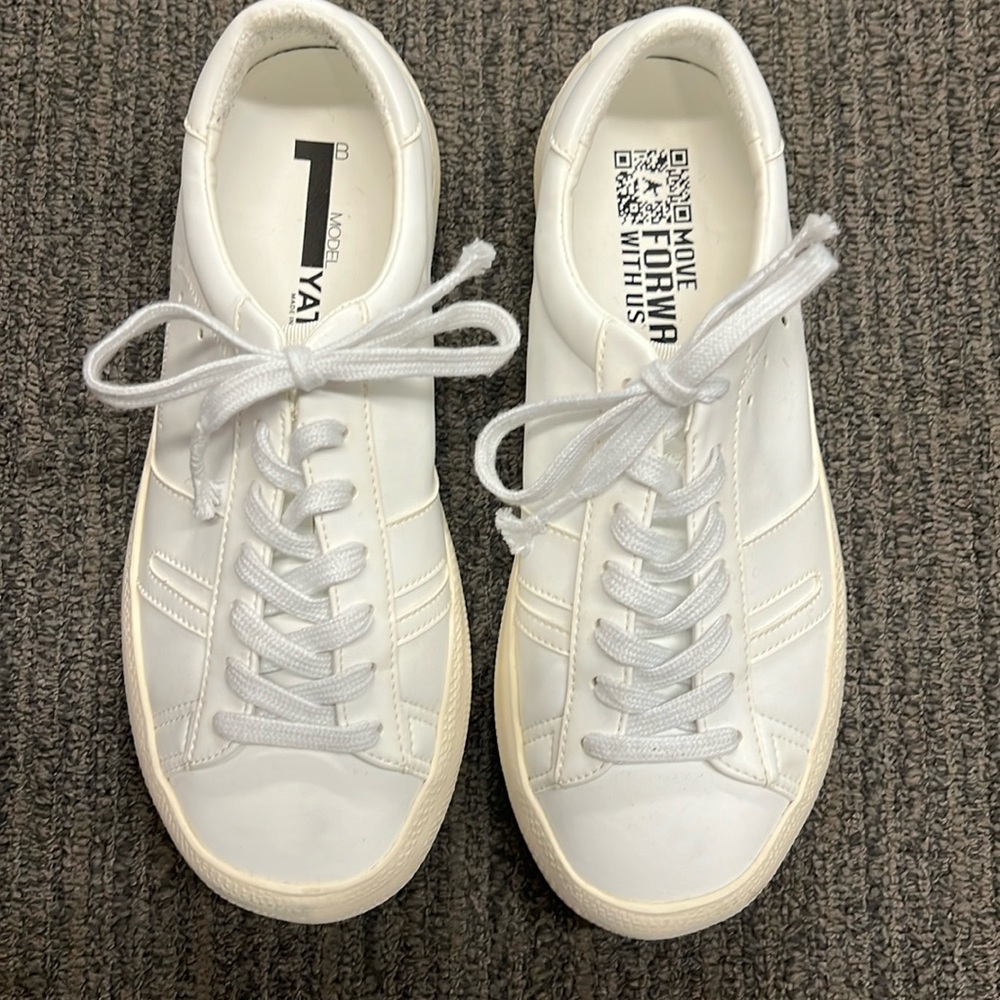 Golden Goose cream leather tennis shoe